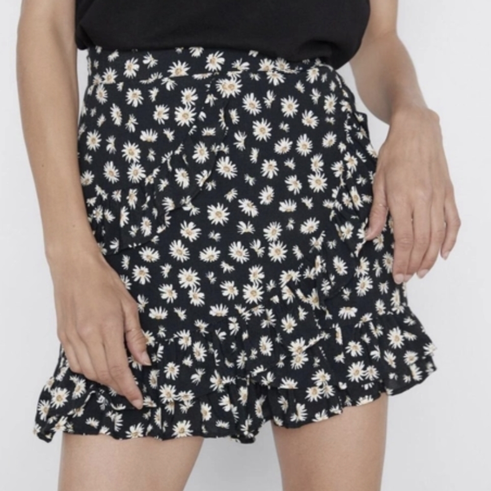 Zara daisy print ruffled shorts xs